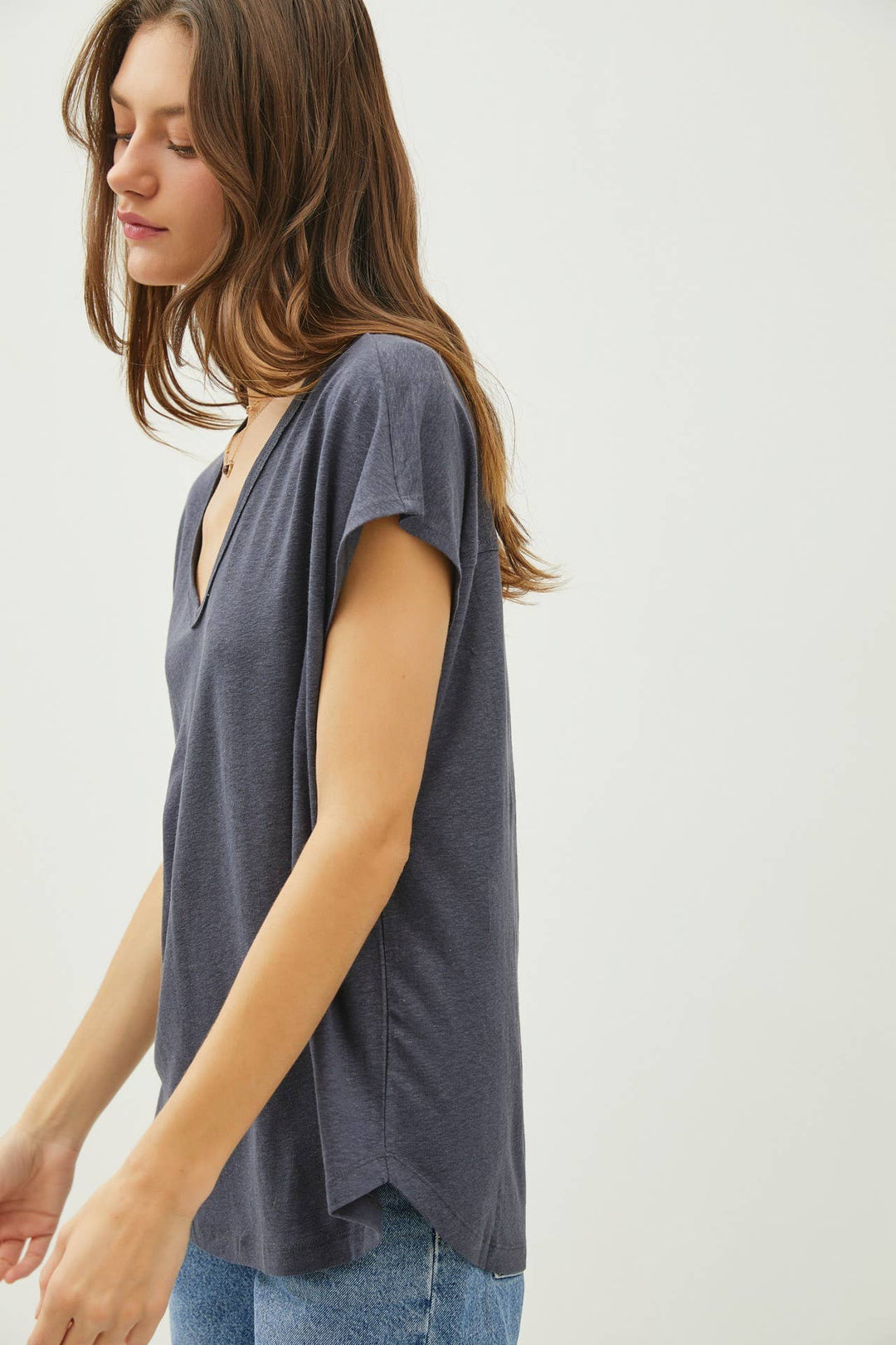 Be Cool | Raw Edge Detailed V-Neck Linen Tee