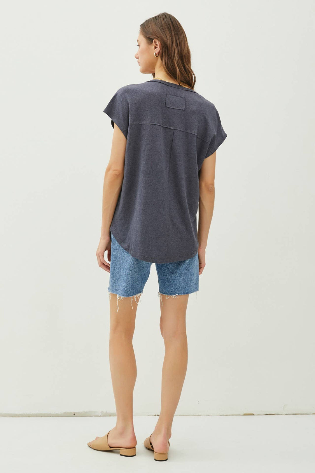 Be Cool | Raw Edge Detailed V-Neck Linen Tee