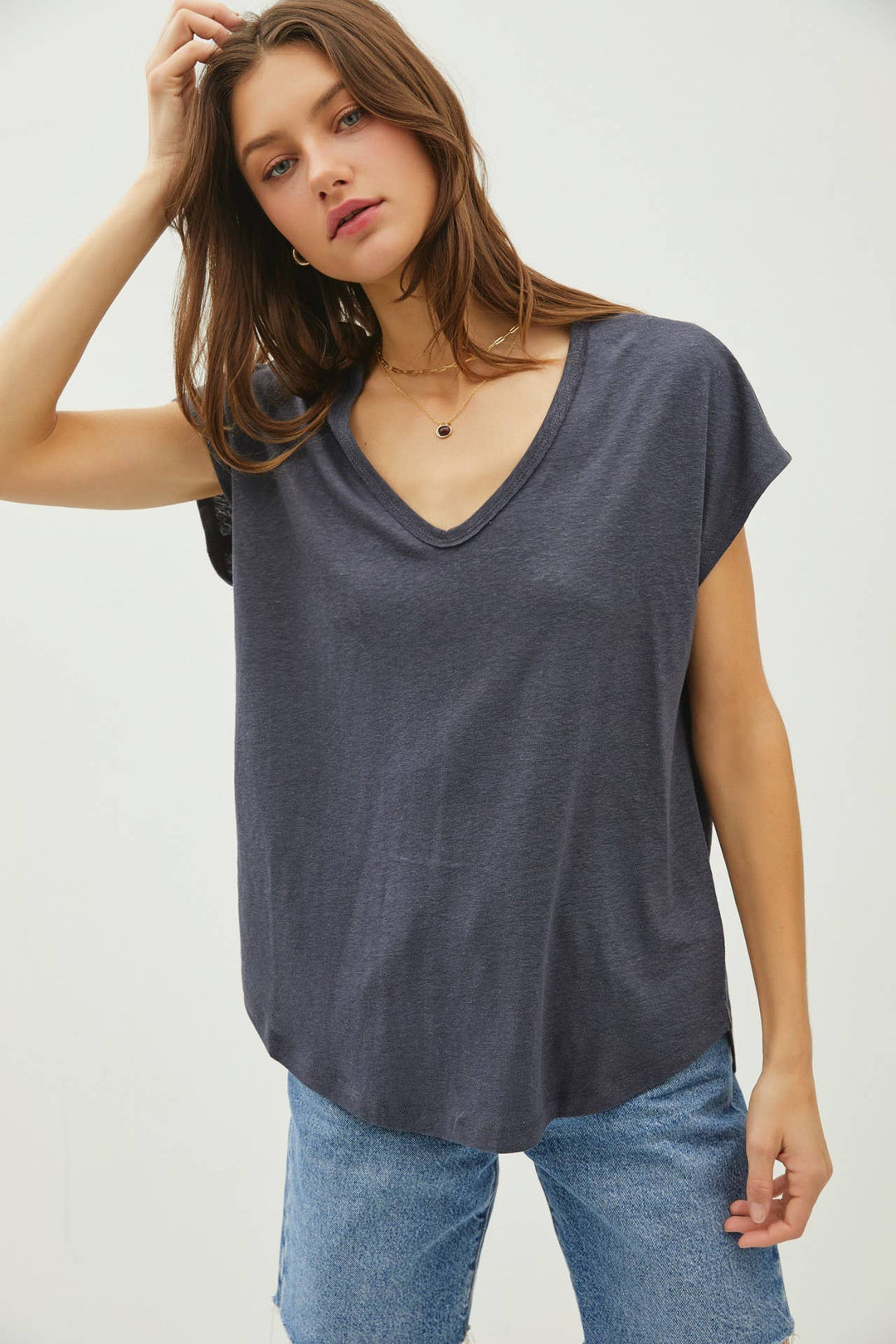 Be Cool | Raw Edge Detailed V-Neck Linen Tee